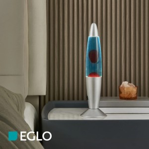 Klassische Eglo LED-Lavatischleuchte in Silber mit blauer Flüssigkeit und rotem Wachs auf Nachttisch.