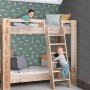 Kinderzimmer mit mintgrüner Tapete (ESTAhome, Fahrzeuge) hinter einem Holzbett mit zwei Kindern.
