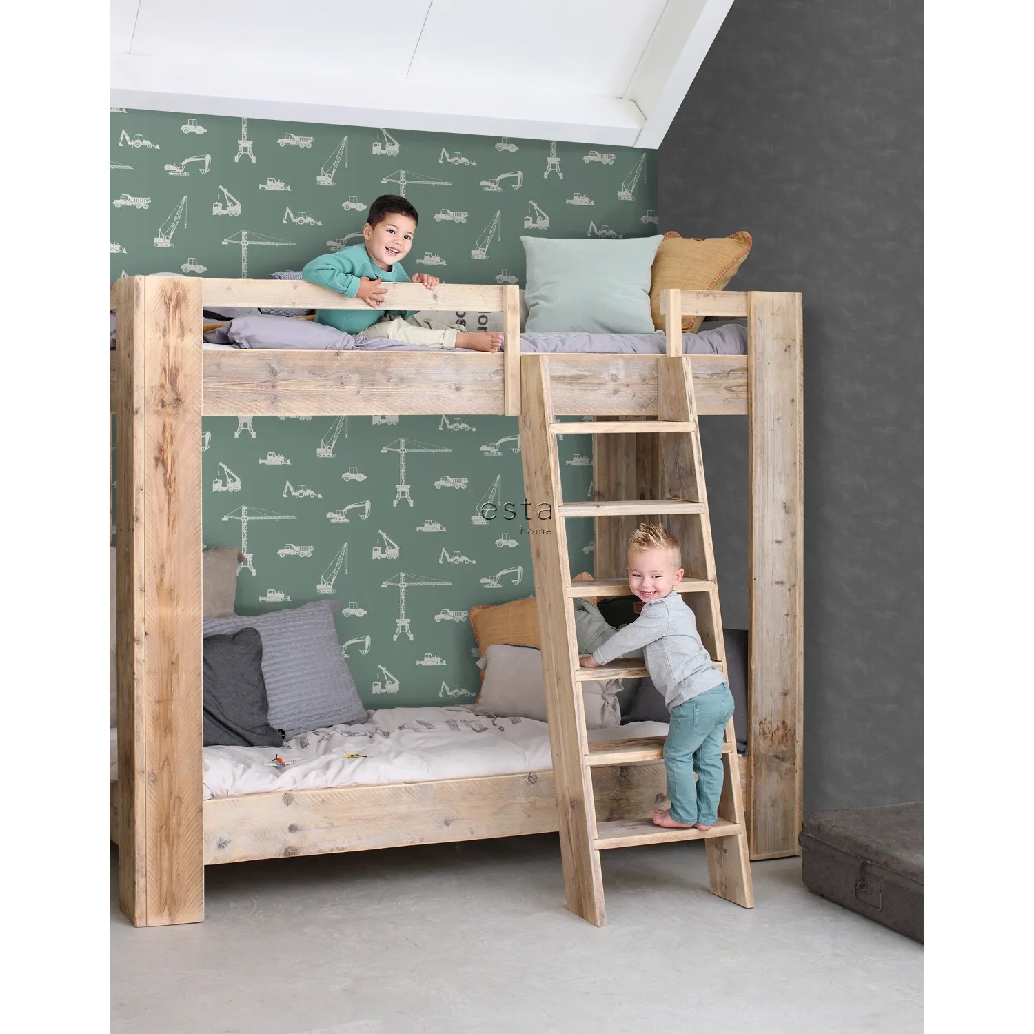 Kinderzimmer mit mintgrüner Tapete (ESTAhome, Fahrzeuge) hinter einem Holzbett mit zwei Kindern.