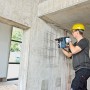 Handwerker bohrt mit dem Bosch Akku-Bohrhammer GBH 18V-26 in Betonwand. Teil des Bosch Professional Combi-Kit.