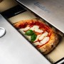 Enders Pizzacover Turbo mit Pizza im Garraum, passend für 3-/4-Brenner Gasgrills mit Backburner.