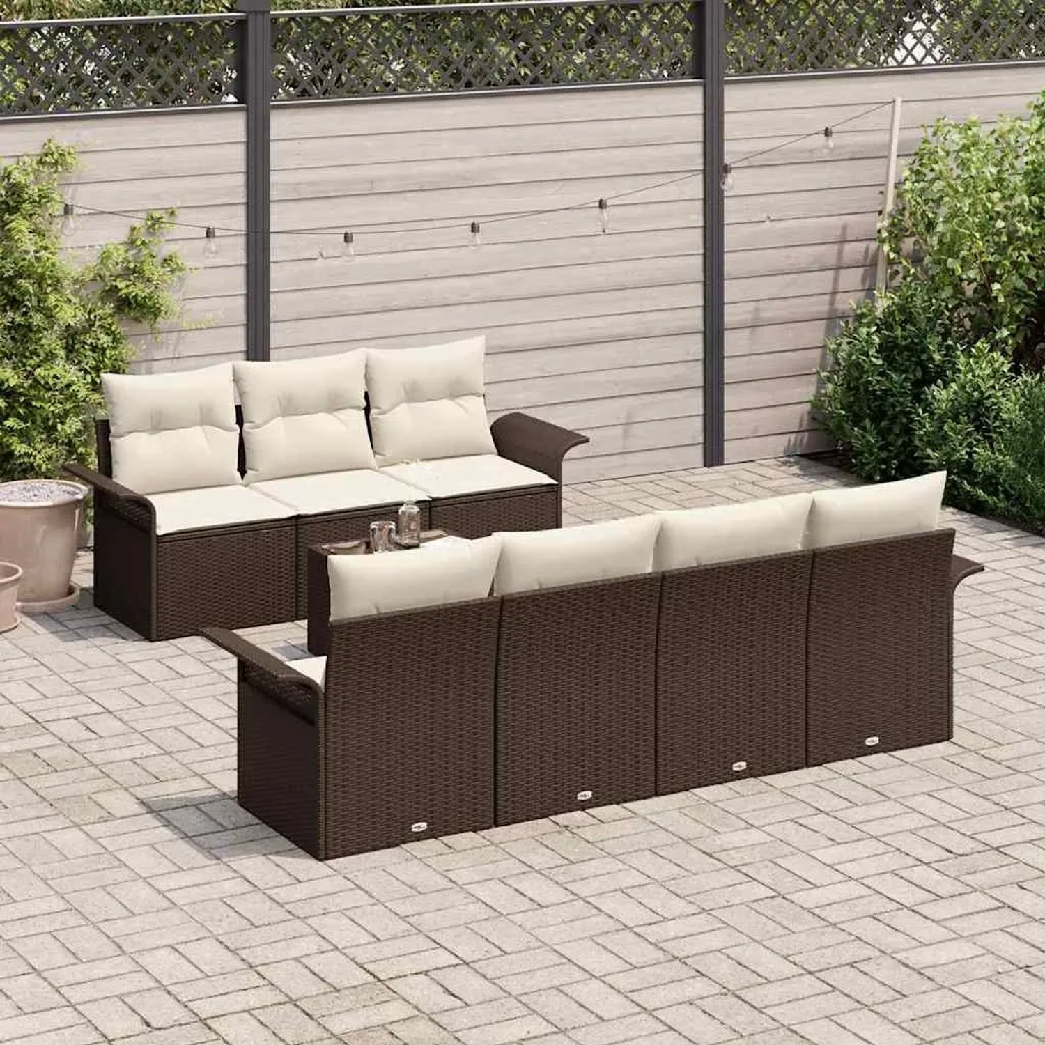 Braunes 8-teiliges vidaXL Garten-Sofa-Set aus Poly Rattan mit Tisch und cremefarbenen Kissen.