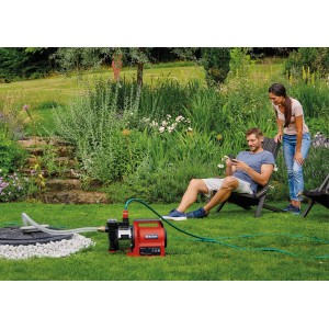 Einhell GE-AW 1144 SMART Hauswasserautomat im Garten mit zwei Personen. Elektro-Pumpe in Rot.