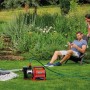 Einhell GE-AW 1144 SMART Hauswasserautomat im Garten mit zwei Personen. Elektro-Pumpe in Rot.