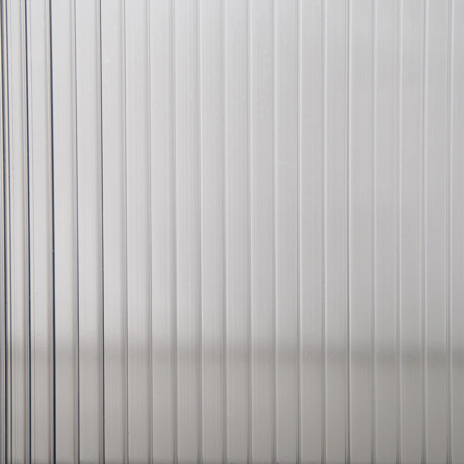 Detailaufnahme der Polycarbonat-Platten des Outsunny Gewächshauses aus Tannenholz.