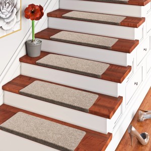Beige-braune Nadelfilz Stufenmatten (15er-Set) auf einer Holztreppe. Treppenschutz für mehr Sicherheit.