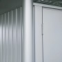 Nahaufnahme des quarzgrau-metallic Biohort Metall-Gerätehauses AvantGarde. Zeigt geriffelte Stahlblechwand, glatte Doppeltür mit Scharnier.