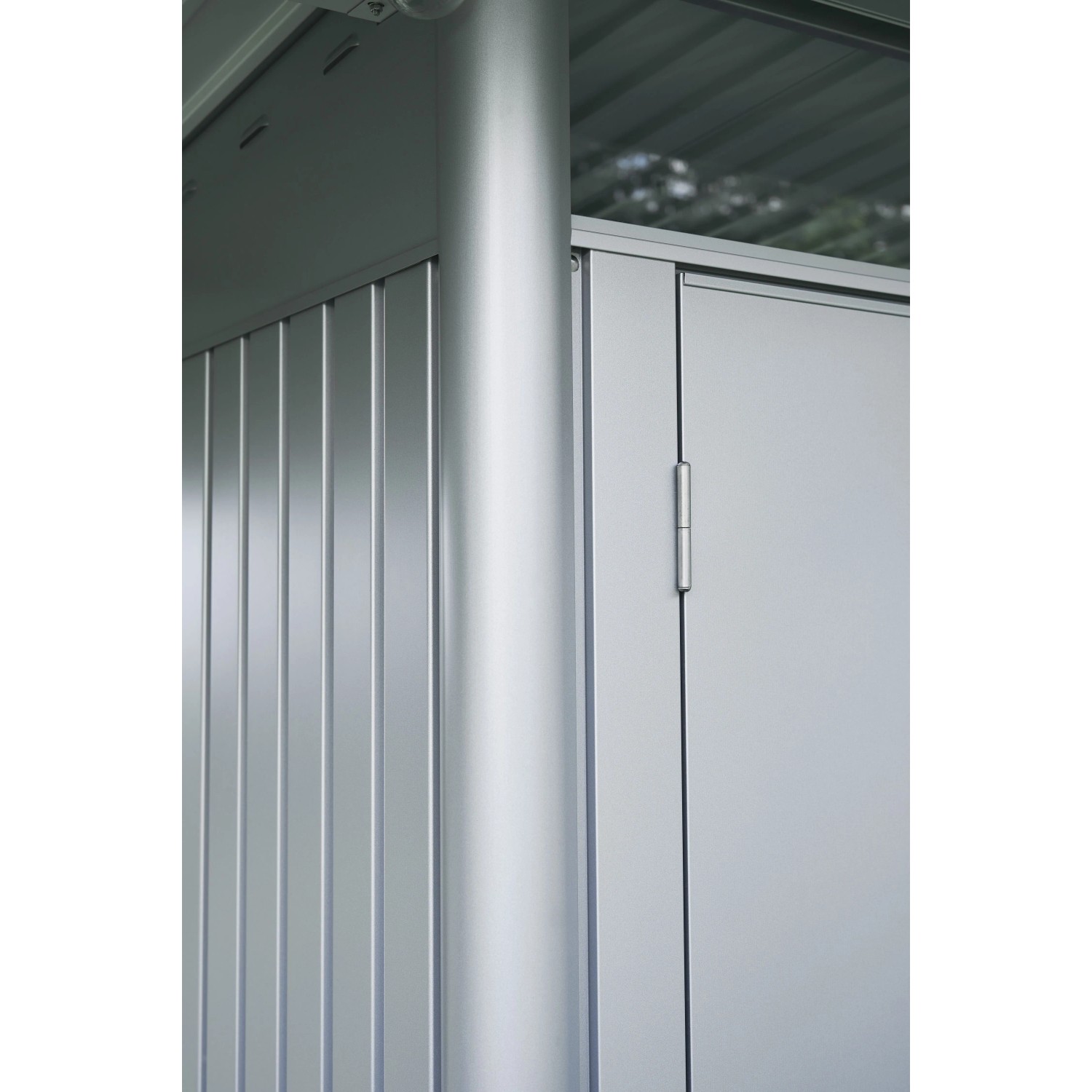 Nahaufnahme des quarzgrau-metallic Biohort Metall-Gerätehauses AvantGarde. Zeigt geriffelte Stahlblechwand, glatte Doppeltür mit Scharnier.