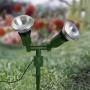 Grüner 2-flammiger Gartenspot mit Erdspieß im Rasen. Gartenstrahler für E27 Leuchtmittel.