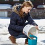 Frau befüllt Gardena Handstreuer M mit Streugut. Ideal für Samen, Dünger und Streusalz.