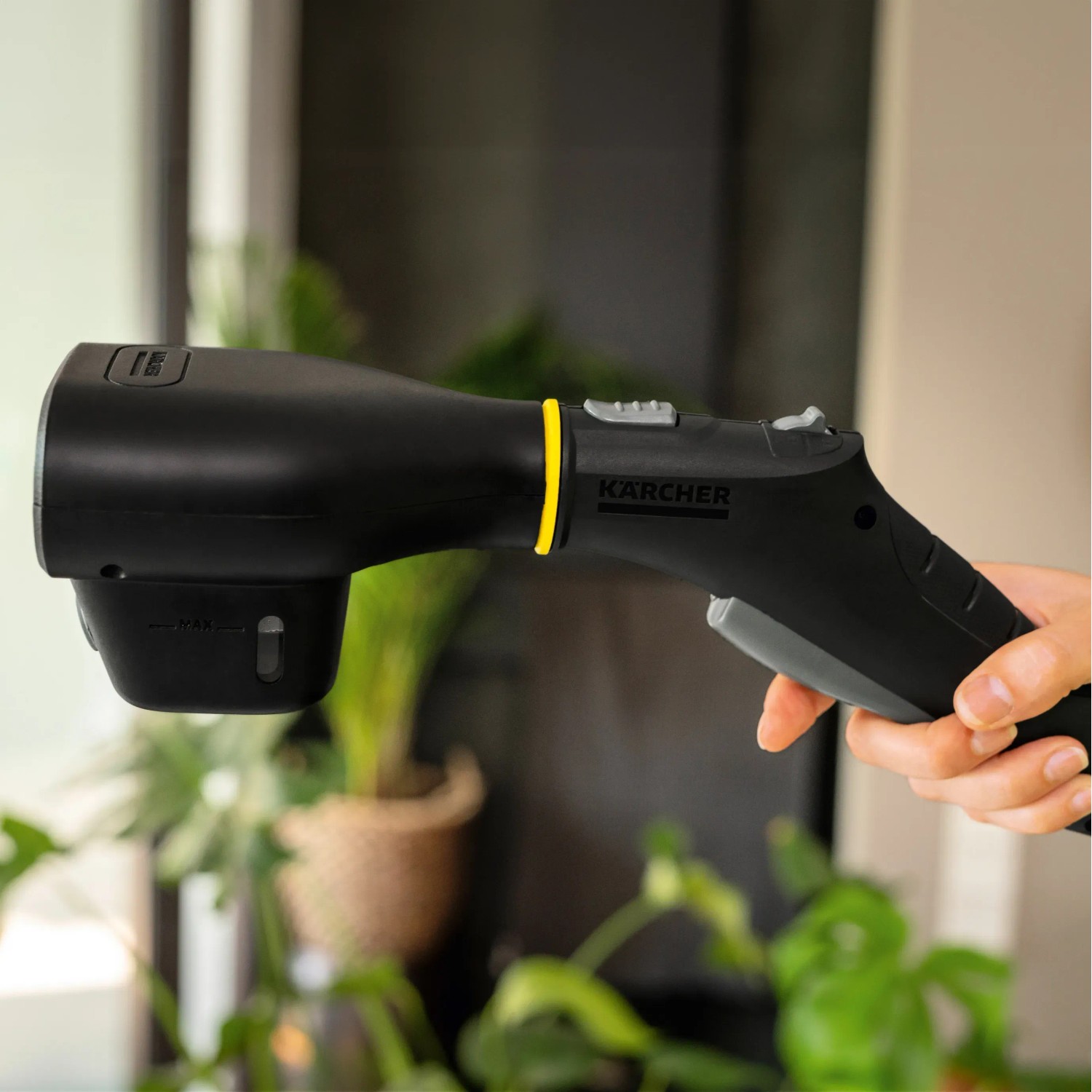 Kärcher Dampfglätter-Aufsatz in Schwarz für Dampfreiniger, in Hand gehalten.