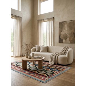 Handgewebter Looma Kelim Gashgai Teppich mit farbigen Rautenmustern und schwarzen Akzenten im Wohnzimmer.