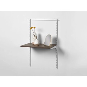 MDF-Fachboden (60x40x1,8 cm) in Eiche Dunkel an einer weißen Regalkonstruktion.