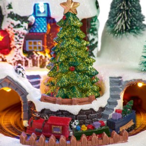 Mehrfarbiges Weihnachtsdorf mit beleuchtetem, fahrendem Zug, glitzerndem Weihnachtsbaum und verschneiter Winterlandschaft. Festliche Deko.