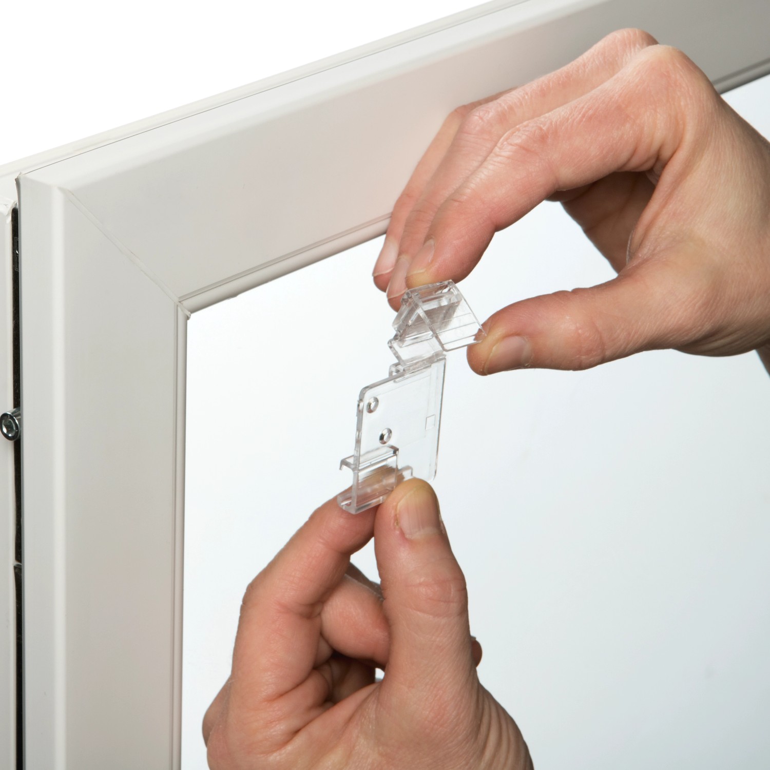 Montage des Gardinia Easyfix Premium Rollos am Fensterrahmen mit transparenten Klemmträgern.