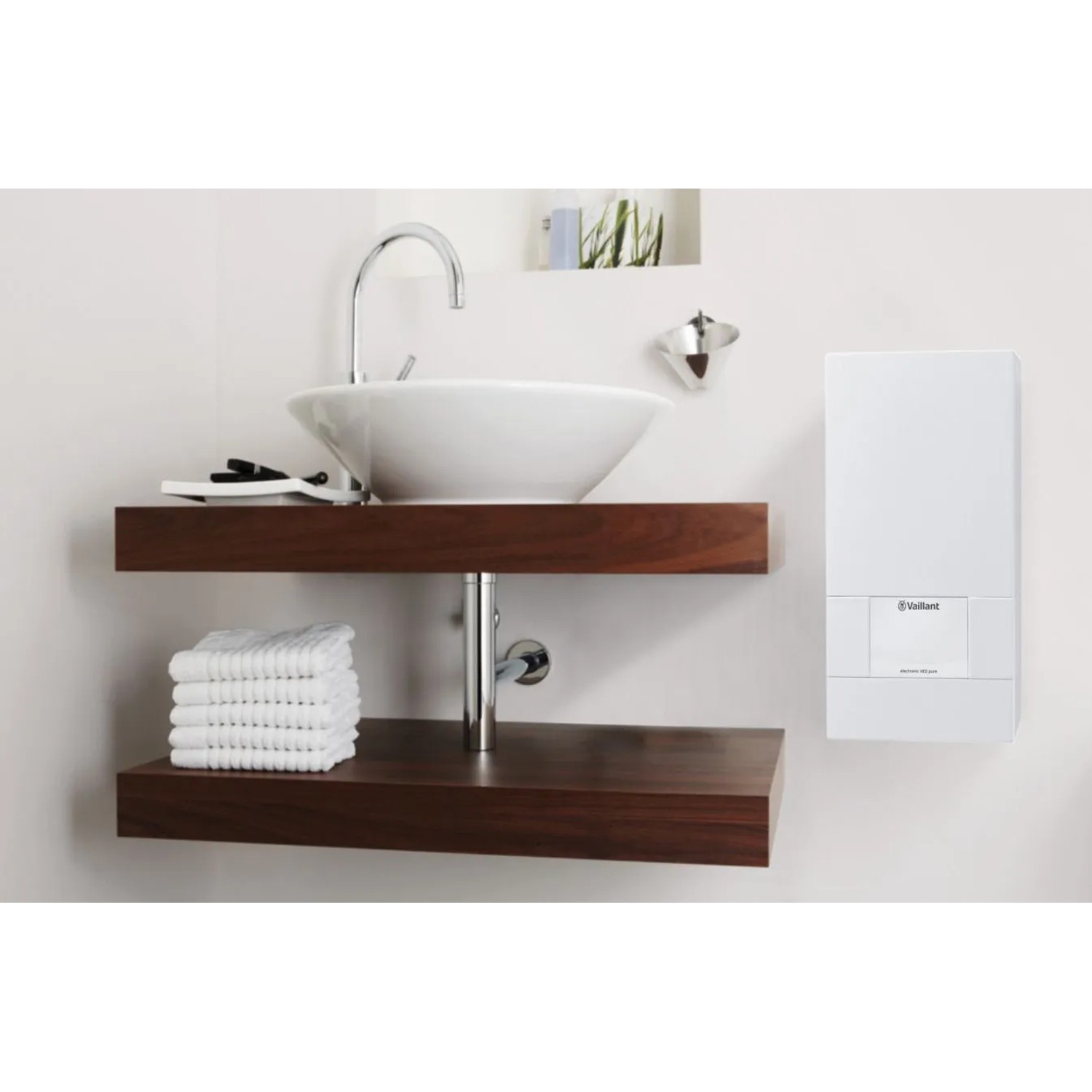 Vaillant Elektronischer Durchlauferhitzer 21 kW im Badezimmer neben Waschbecken.