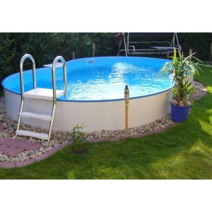 Summer Fun Stahlwandpool Calypso Achtform, teilversenkt mit Leiter im Garten.