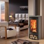 Panadero Ecodesign Kaminofen (8 kW) in Schwarz-Metallic im Wohnraum mit Holzscheiten.