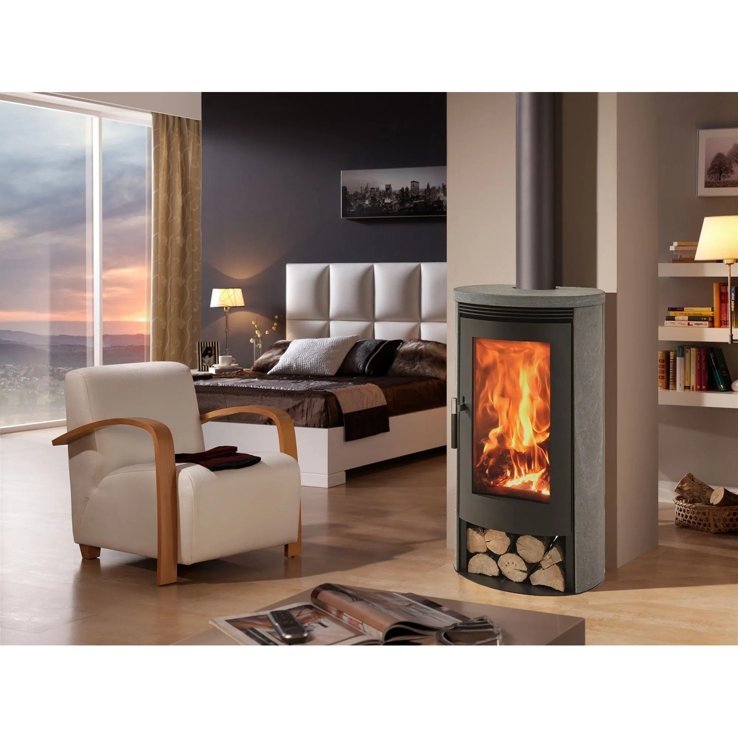 Panadero Ecodesign Kaminofen (8 kW) in Schwarz-Metallic im Wohnraum mit Holzscheiten.