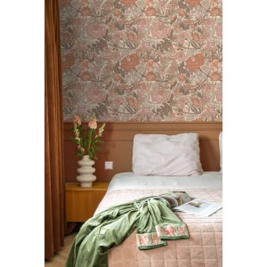 ESTAhome Vliestapete mit Terrakotta Blumenmuster in einem Schlafzimmer, schafft einen warmen Vintage-Look.