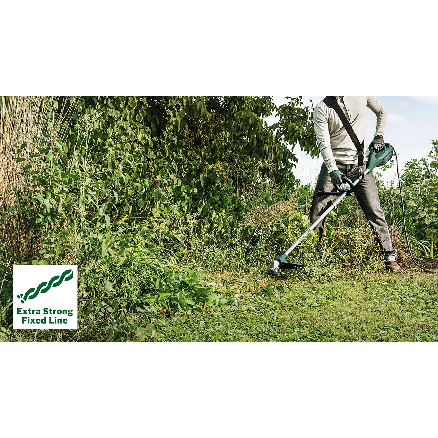 Mann trimmt mit Bosch Elektro-Rasentrimmer AFS 23-37 hohes Gras und Wildwuchs. Grüner Trimmer mit Schultergurt für Gartenarbeit.
