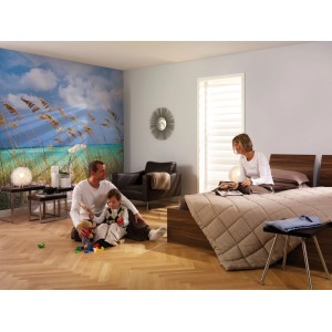 Zimmer mit Komar Fototapete Ocean Breeze (368x254 cm) mit Strandmotiv.