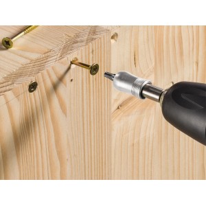 Einhell Bit-Bohrerbox mit Akkuschrauber beim Schrauben in Holz.