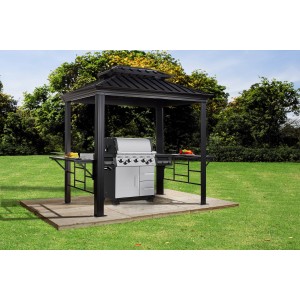 Anthrazitfarbener Sojag Grillpavillon Messina BBQ mit Grill und Ablagetischen im Garten.