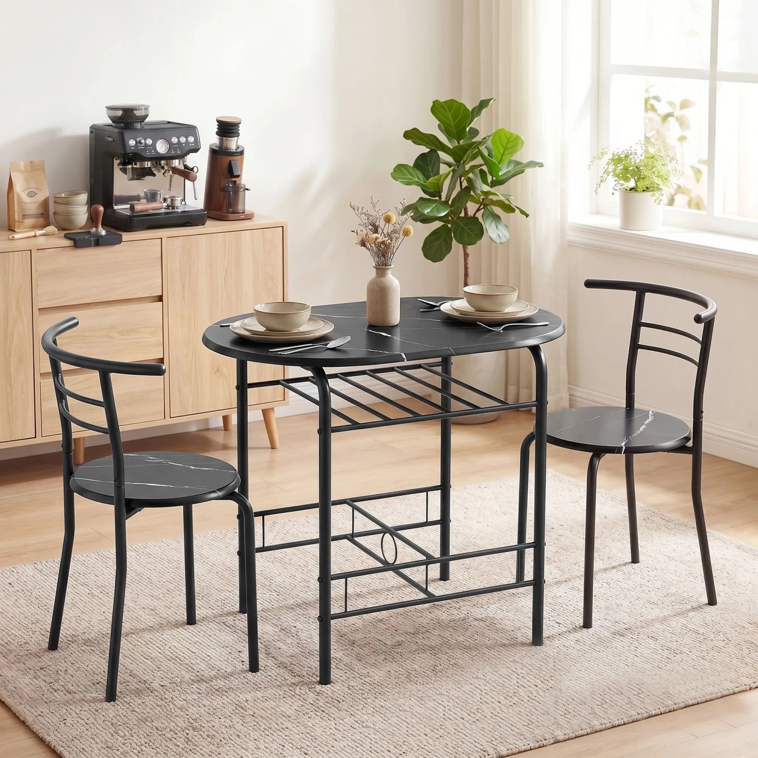 Schwarze HOMCOM Essgruppe mit Marmor-Optik Tisch und zwei Stühlen aus MDF und Metall. Platzsparendes Design mit Ablagefach.