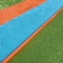 Bestway H2OGO! Wasserrutsche für 2 Personen, 488 cm lang, mit Sprinklern auf Rasen.