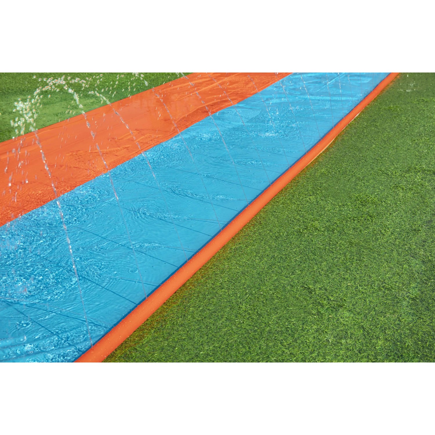 Bestway H2OGO! Wasserrutsche für 2 Personen, 488 cm lang, mit Sprinklern auf Rasen.