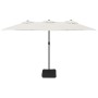 Sandweißer Doppel-Sonnenschirm mit LED-Leuchten, rechteckig, schwarzem Mast und Standfuß für Garten & Terrasse.