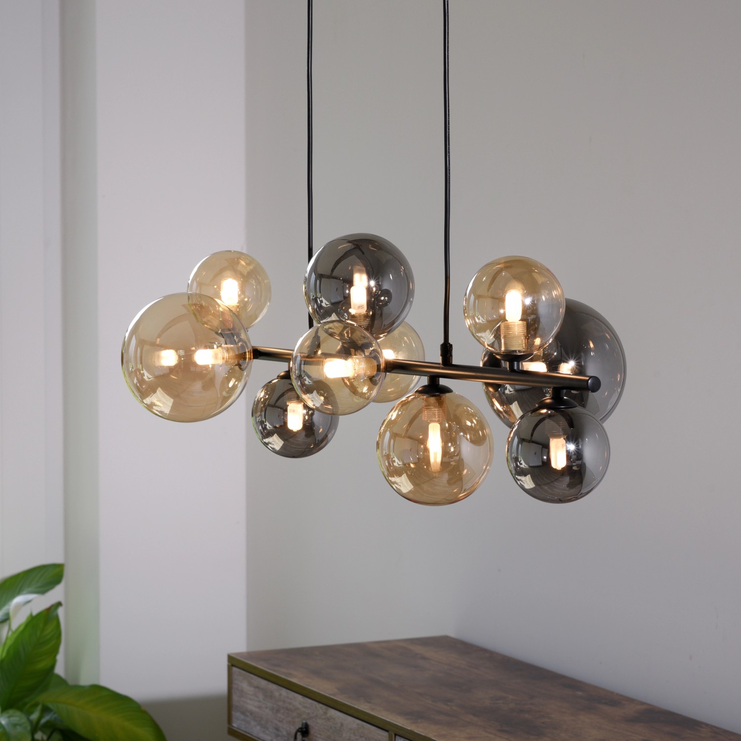 Paul Neuhaus Pendelleuchte Popsicle, 10-flammig, schwarz mit Amber- und Rauchgläsern.