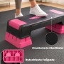 SPORTNOW Aerobic Stepper, schwarz-rosa, mit strukturierter Oberfläche. Füße in Turnschuhen auf dem höhenverstellbaren Fitnessgerät.