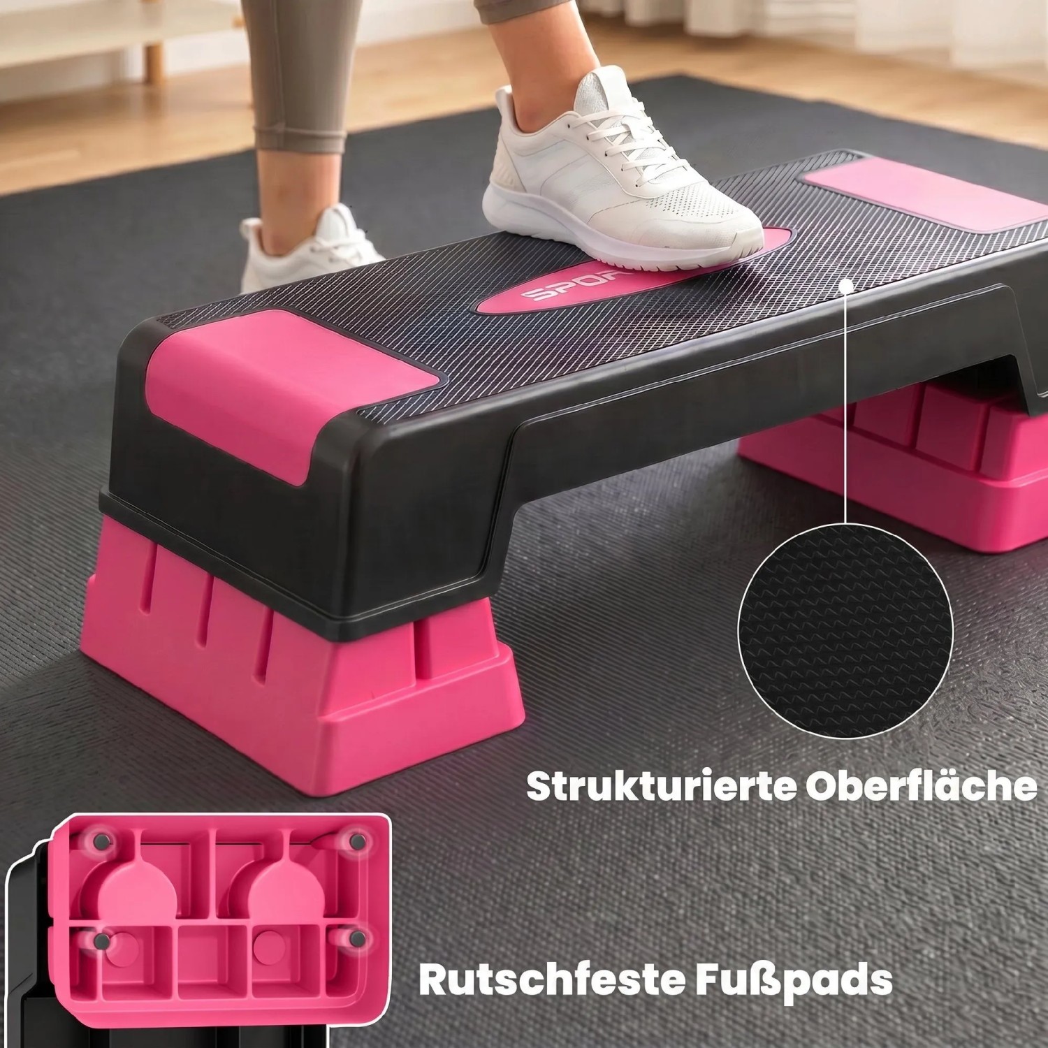 SPORTNOW Aerobic Stepper, schwarz-rosa, mit strukturierter Oberfläche. Füße in Turnschuhen auf dem höhenverstellbaren Fitnessgerät.