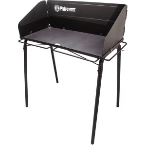 Petromax Feuertopf Tisch FE90, Stahl, schwarz, mit Windschutz und Ablage für Grillutensilien.