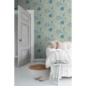 Vliestapete mit tropischen Blättern in Blau, Grün, Gelb an Schlafzimmerwand. Dekorative Tapete für botanischen Look.