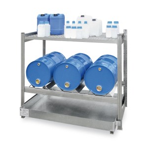 Verzinktes PROREGAL Fassregal mit 3 blauen Fässern und Behältern auf zwei Ebenen.