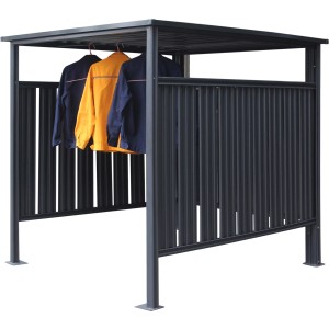 Anthrazitfarbener Westmann Fahrrad- und Rauchunterstand (B 180 cm x T 200 cm) mit Jacken.