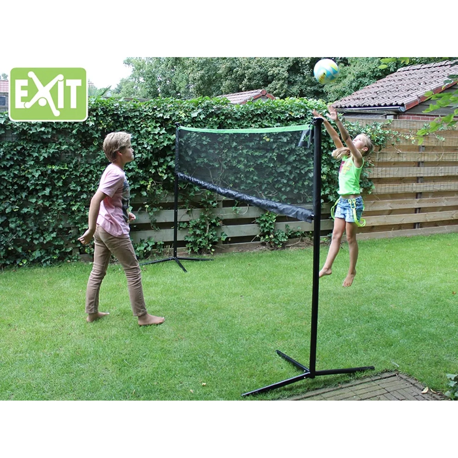Schwarzes, verstellbares EXIT Sportnetz (155x300cm) im Garten mit spielenden Kindern.