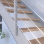 Moderne Innentreppe Kos mit 11 Buchenholzstufen und grauem Metallgeländer.