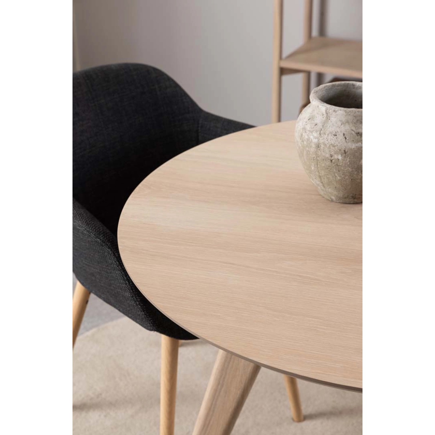 Runder Esstisch Townsville (Ø100cm) mit Eichenfurnier und Stuhl, Detailansicht.