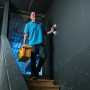Mann nutzt Starlyf Haltegriff Handy Grasp Pro mobil an Treppe. Sicherheit im Bad, einfache Montage.