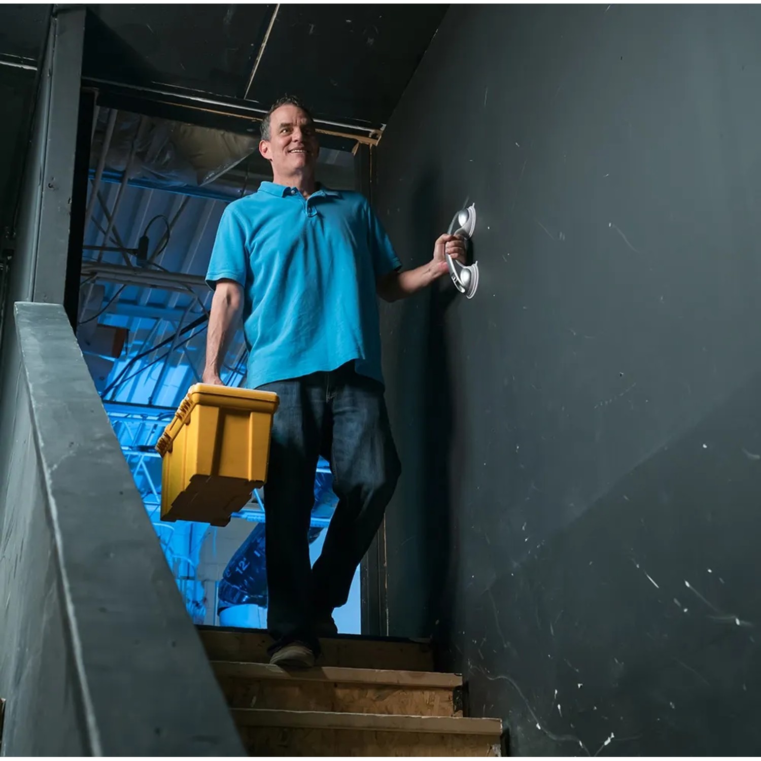 Mann nutzt Starlyf Haltegriff Handy Grasp Pro mobil an Treppe. Sicherheit im Bad, einfache Montage.