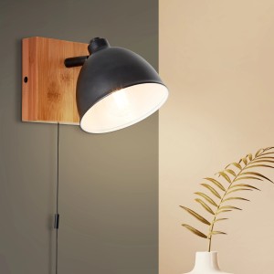 Wandleuchte Celia: Schwarz-matte Lampe mit Bambus-Halterung und Zugschalter.