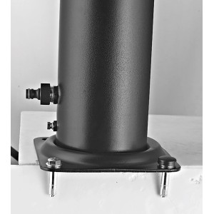 Detailaufnahme der schwarzen Gre Solardusche aus Aluminium (32 l) mit Befestigung.