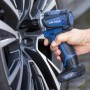 LUX-TOOLS Akku-Schlagschrauber A-SSR-12 im Einsatz beim Radwechsel. Blau-schwarzes Design.