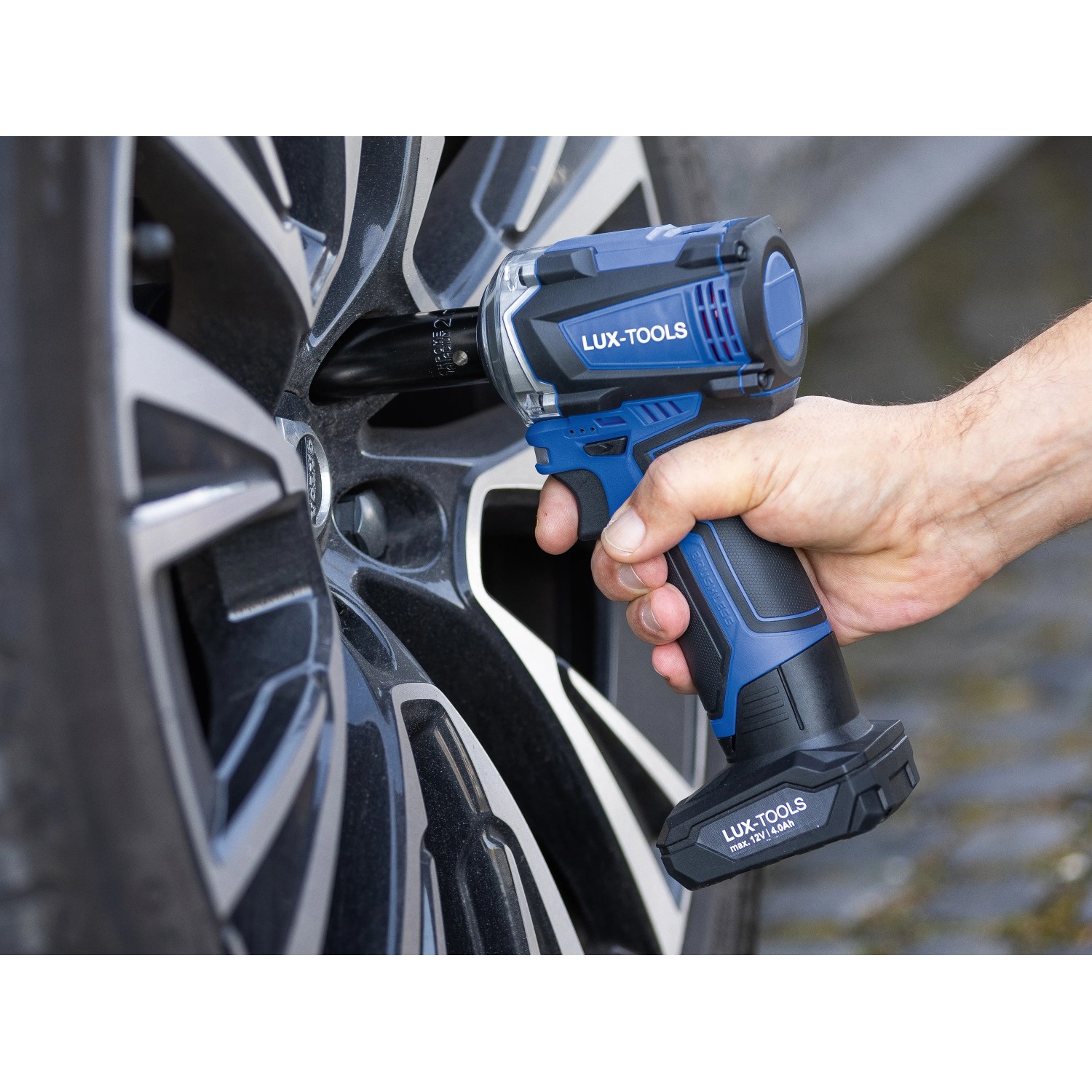 LUX-TOOLS Akku-Schlagschrauber A-SSR-12 im Einsatz beim Radwechsel. Blau-schwarzes Design.