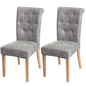 2er-Set hellgraue Polsterstühle im Chesterfield-Stil mit hellen Holzbeinen.