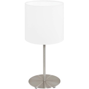 Moderne, weiße Eglo Tischleuchte Pasteri mit Stoffschirm und Metallsockel.